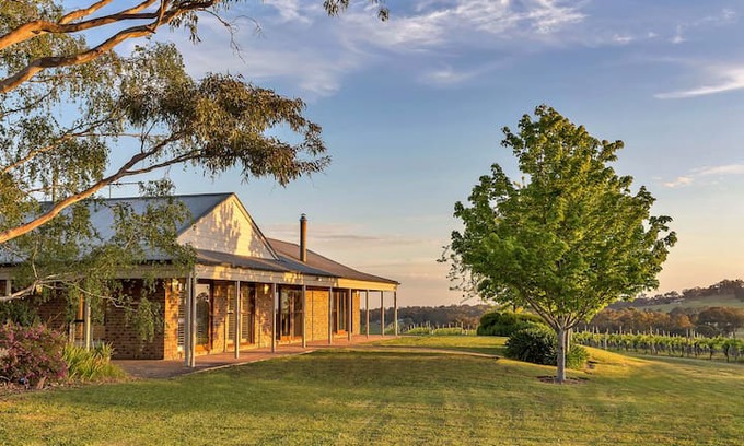 Woodside House | Simon Tolley Lodge - Vineyard Accommodation