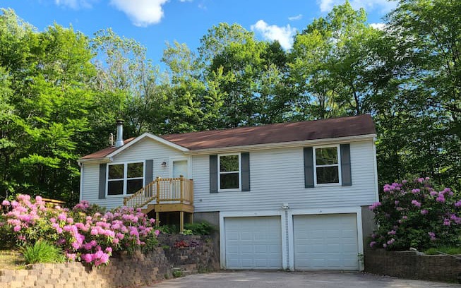 Effingham House | HighWatch Getaway - close to mountains and lakes.