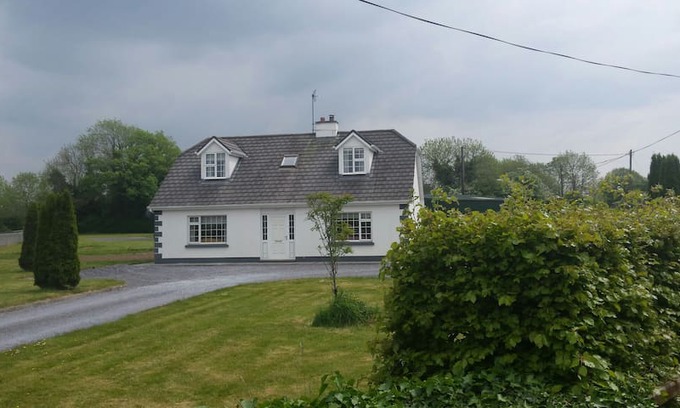 Corrandulla House | 'Cloonboo Lodge' with 5 bathrooms. 1 per bedroom!