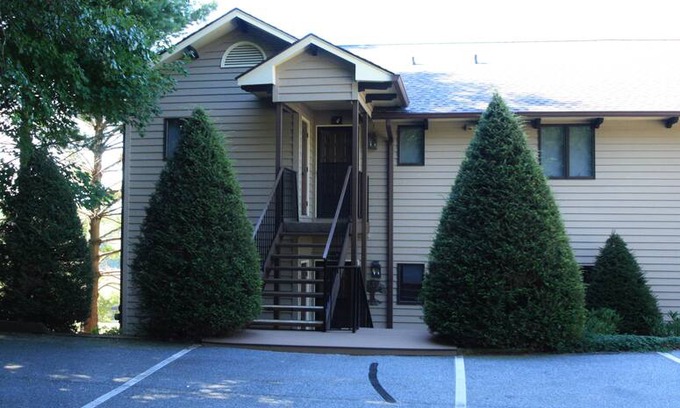Blowing Rock Apartment | Chetola Oak #4 is a beautifully redone 2 bedroom condo in Chetola Resort