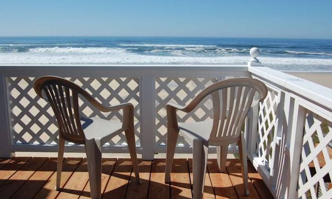 Lincoln City Apartment | Beachfront Garden Inn #6 "Crow's Nest"