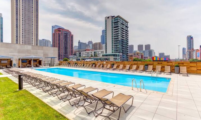 West Town Apartment | River North/Fulton Market HighEnd Pool/HotTub Gym
