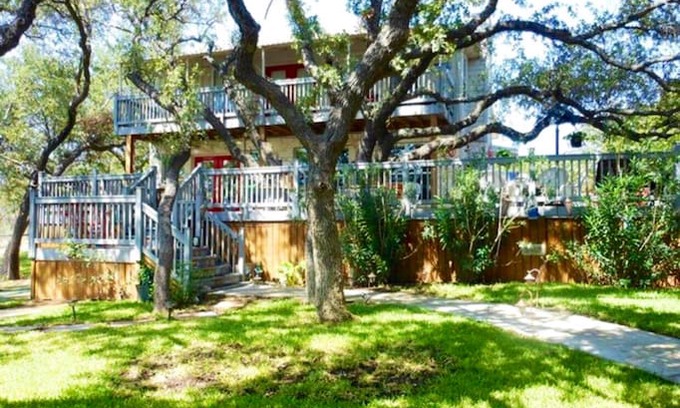 Brownwood House | "Arthur's On The Rocks" Family Lake House