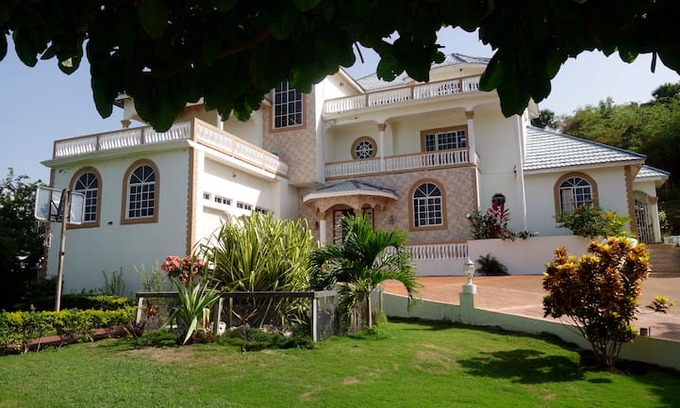 Whitehouse House | Falcon Crest Vacation Home