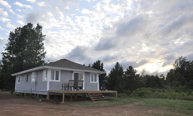 Brackley Beach Cabin | PlumBlossom cottage, spacious and a water view!