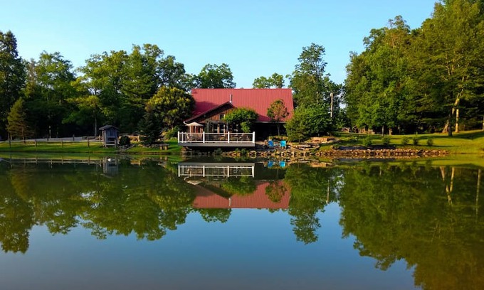 Sharpsburg Cabin | Sandstone Retreat LLC - hot tub-game room-and pond