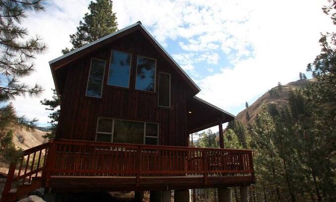 Riggins Cabin | Beachfront Gus Creek Cabin on the Salmon River