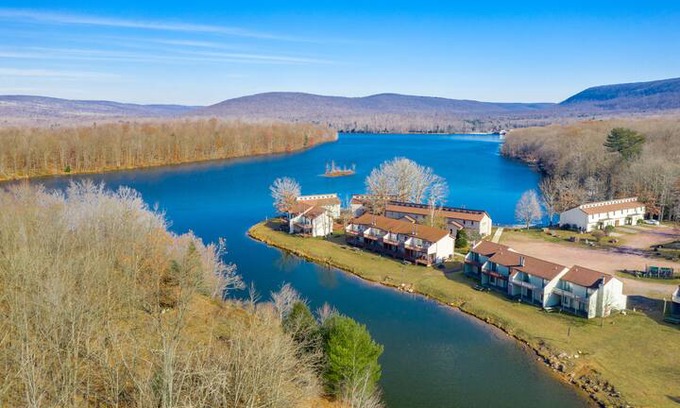 Drums Resort | Poconos 2BR Resort Condo in Beech Mountain Lakes