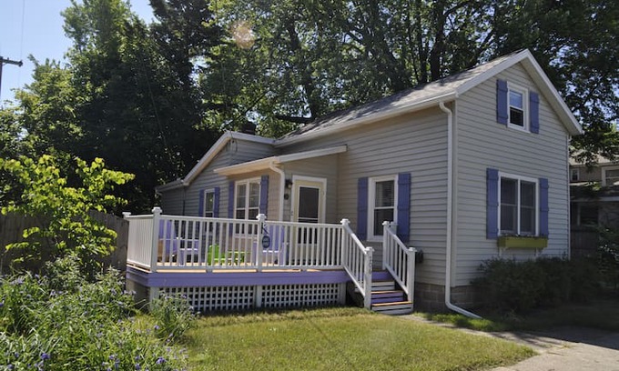 Grand Haven Cabin | Ruth's Retreat - cozy & close to it all!