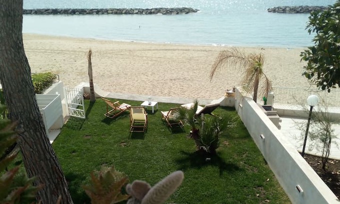 Belvedere Marittimo Villa | MAGICA VILLA A DIAMANTE, DAL GIARDINO IN SPIAGGIA