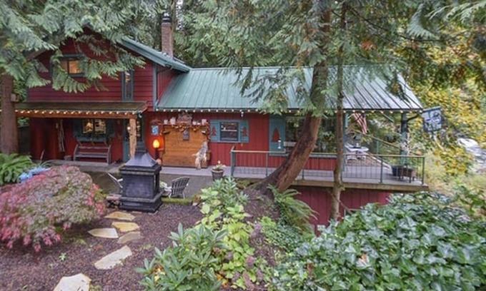 Yacolt Cabin | Enchanting RIVERFRONT Lewis River Vacation Cabin