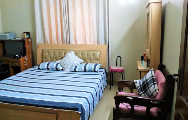 Karachi House | Private Room for 1 Guest in Tahir Villa Near Bank