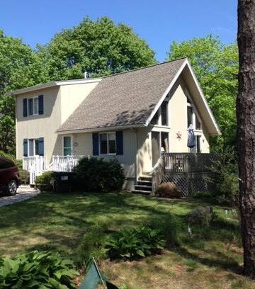 Charlestown House | 54 Baxter St: One mile from beach