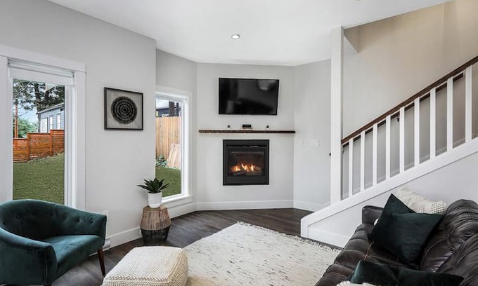Regional District of Nanaimo Cabin | MACHLEARY HIDEAWAY ( Downtown old city Nanaimo )
