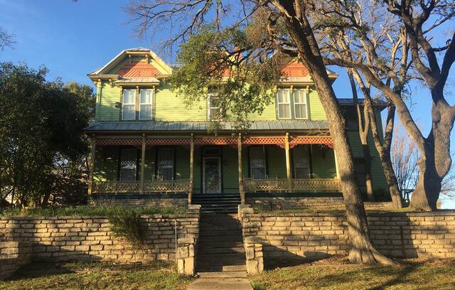Glen Rose House | The Lilly House (Historic Large home)