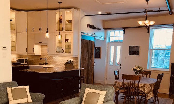 Almonte Apartment | Thoburn Loft - 2 bdrm in historic downtown Almonte