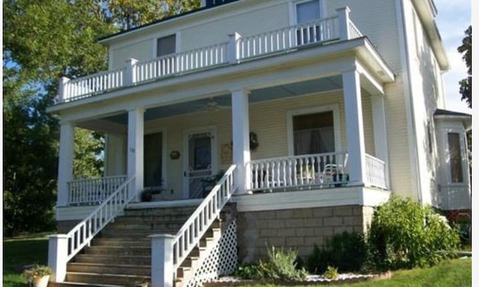 Mammoth Spring House | Roseland Inn Bed and Breakfast