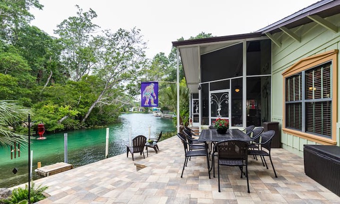 Spring Hill House | Sasquatch Hideaway: Enjoy Clear Main River Waters