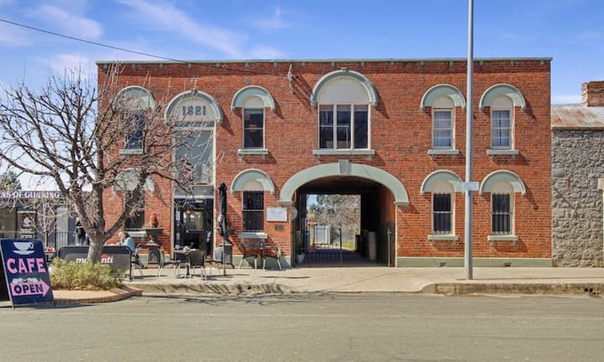 Gunning Apartment | Merino Cafe Accommodation