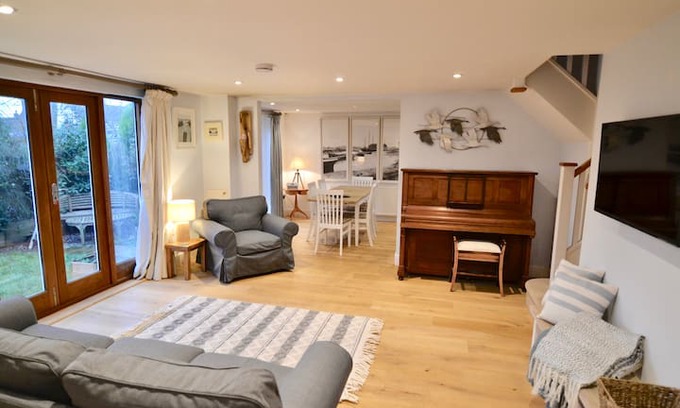 Bosham Cabin | Yachtsman's cottage near Bosham waterfront