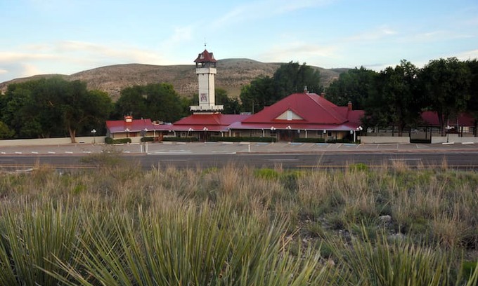 Tinnie Villa | King Suite at Historic Tinnie Silver Dollar
