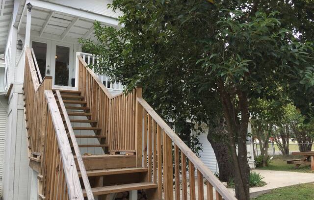 Bandera House | White House off Main St. Upstairs l Downtown