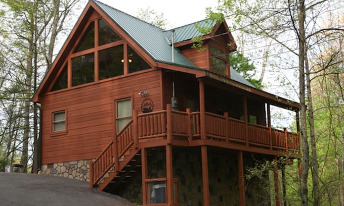 Gatlinburg - Pigeon Forge Cabin | KOZY BEAR KORNER--Rustic/Romantic-Pri/HTub/Arcade