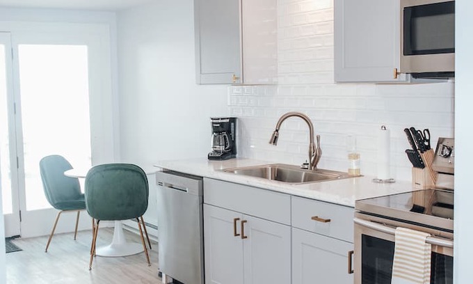 Clayton Apartment | Modern Chic 1-BR Unit in the Cottages on James