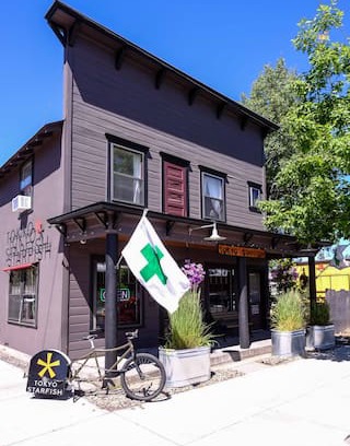 Southern Crossing Apartment | Westside "Bud N' Breakfast"