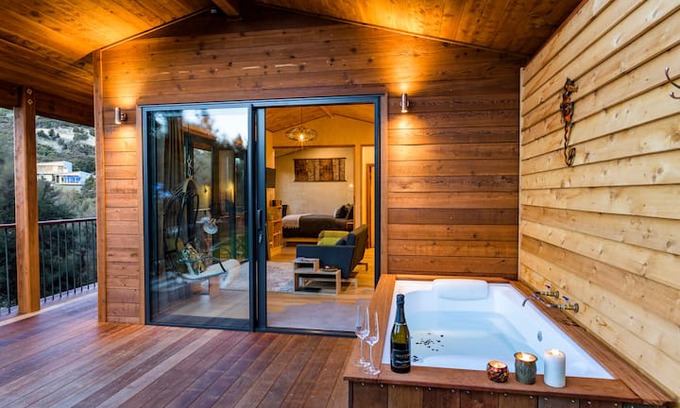 Wanaka House | Mount Iron Cabin - Brand New With Views!