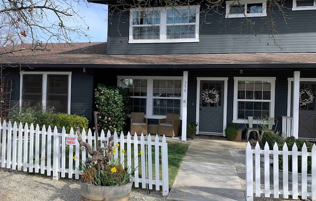 Murphys House | DOWNTOWN MURPHYS @ the SURREY house WINE + WALK #2