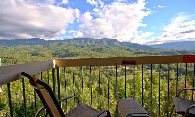 Gatlinburg - Pigeon Forge Apartment | Above Par Condo-2BR Sleeps 4,Views, Indoor Pool