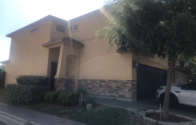 Laredo House | San Giovanni Entire Townhome
