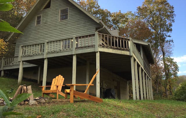Scaly Mountain Cabin | Creek Bend Cabin. Near Highlands. Room to explore!