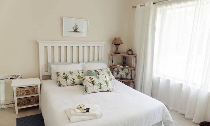 Beacon Bay House | Aloe Room - The Garden Guest House in East London