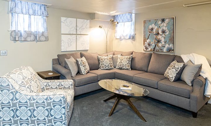 Old Town West House | Walk to Old Town : The White Hog Inn, Lower Suite