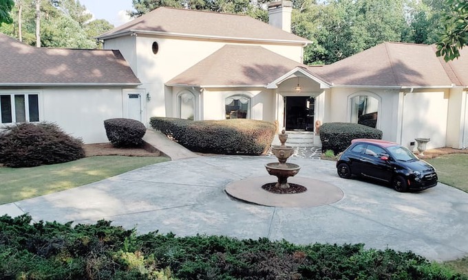 Conyers House | Hanes Lake Villa