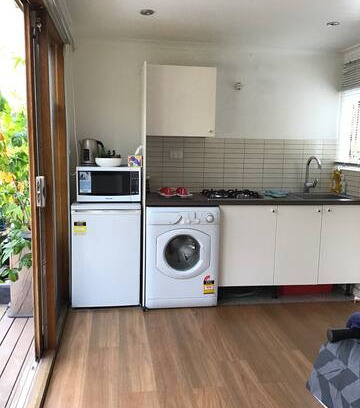 Flemington House | Studio Unit, private, close to tram, train, city
