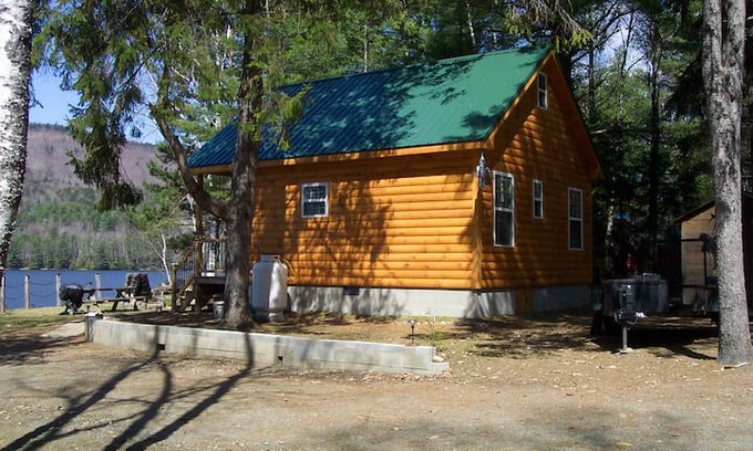 Bingham Cabin | Cozy Cabin Steps from Wyman Lake