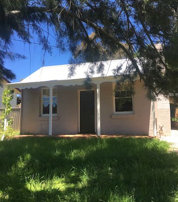 Castlemaine House | 1860s restored miners cottage in the country