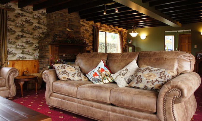 Whitford House | Rural Whitford Cottage with Courtyard