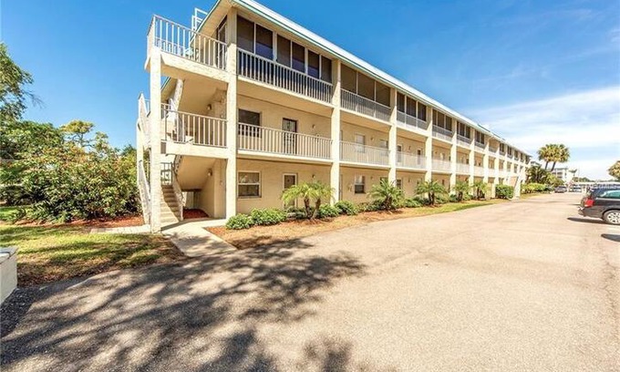 Maximo Apartment | Bright 2 bed/2.5 bath near Eckerd College, Beach