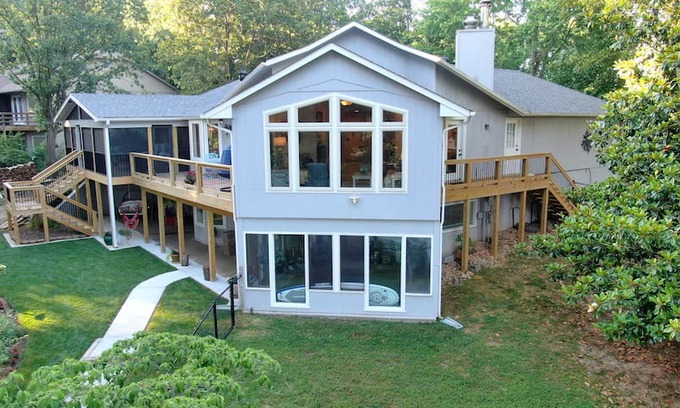 Bella Vista House | LakeFront Home Serenity Cove on Lake Loch Lomond.