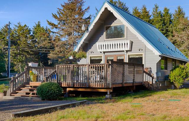 Long Beach House | Bk 2/Get 2 FREE! NEW home! Steps to beach, large deck, Pets OK, SeaShellA