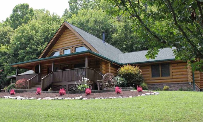 Lewisburg Cabin | Hilltop Lodge South of Nashville, 1 mile from I-65