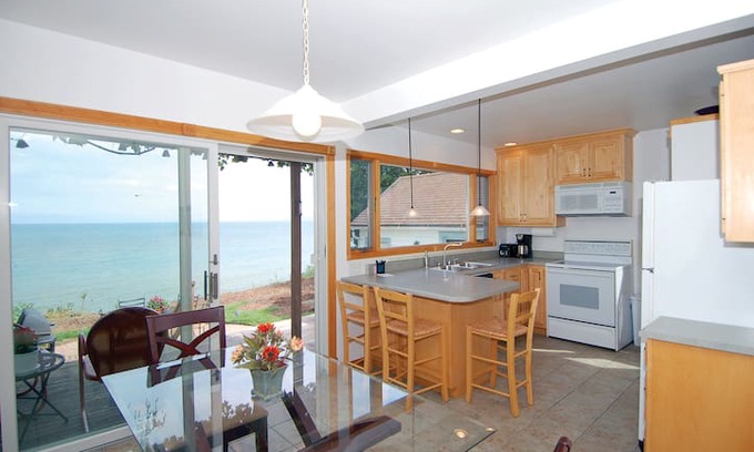Sheboygan House | Lake Shore House-directly on Lake Michigan!