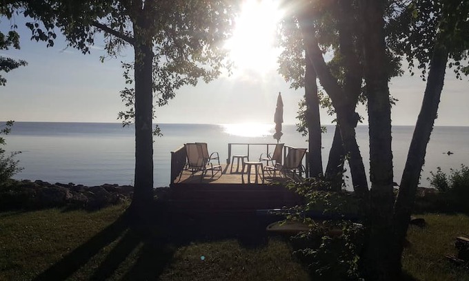 Dunnottar Cabin | Bright and Airy Lakefront Cottage in Matlock