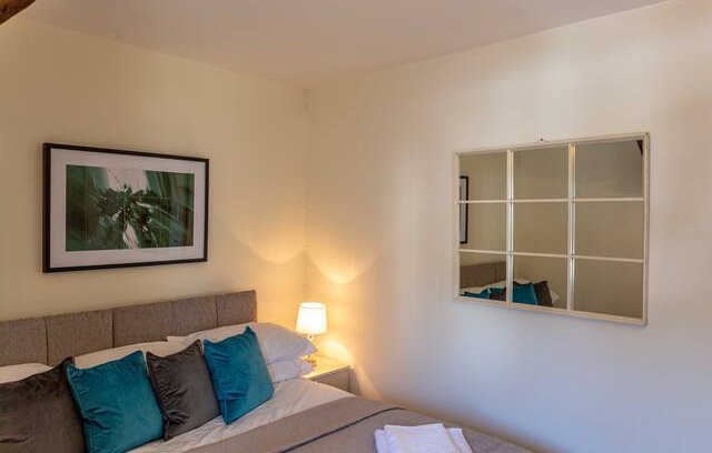 Topsham Cabin | Topsham Cottage , Sleeps 6 , 5 minutes from M5 ,