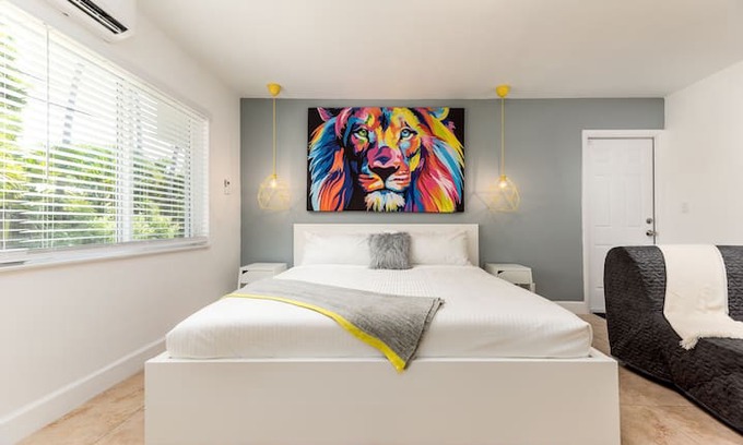 Oakland Park Apartment | ZEBRA HOUSE huge studio best in Fort Lauderdale