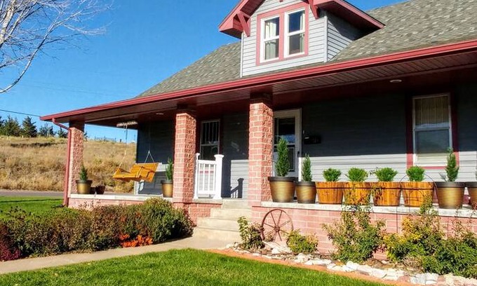 Ogallala House | Ogallala's "Sandy Spurs" near Lake McConaughy!